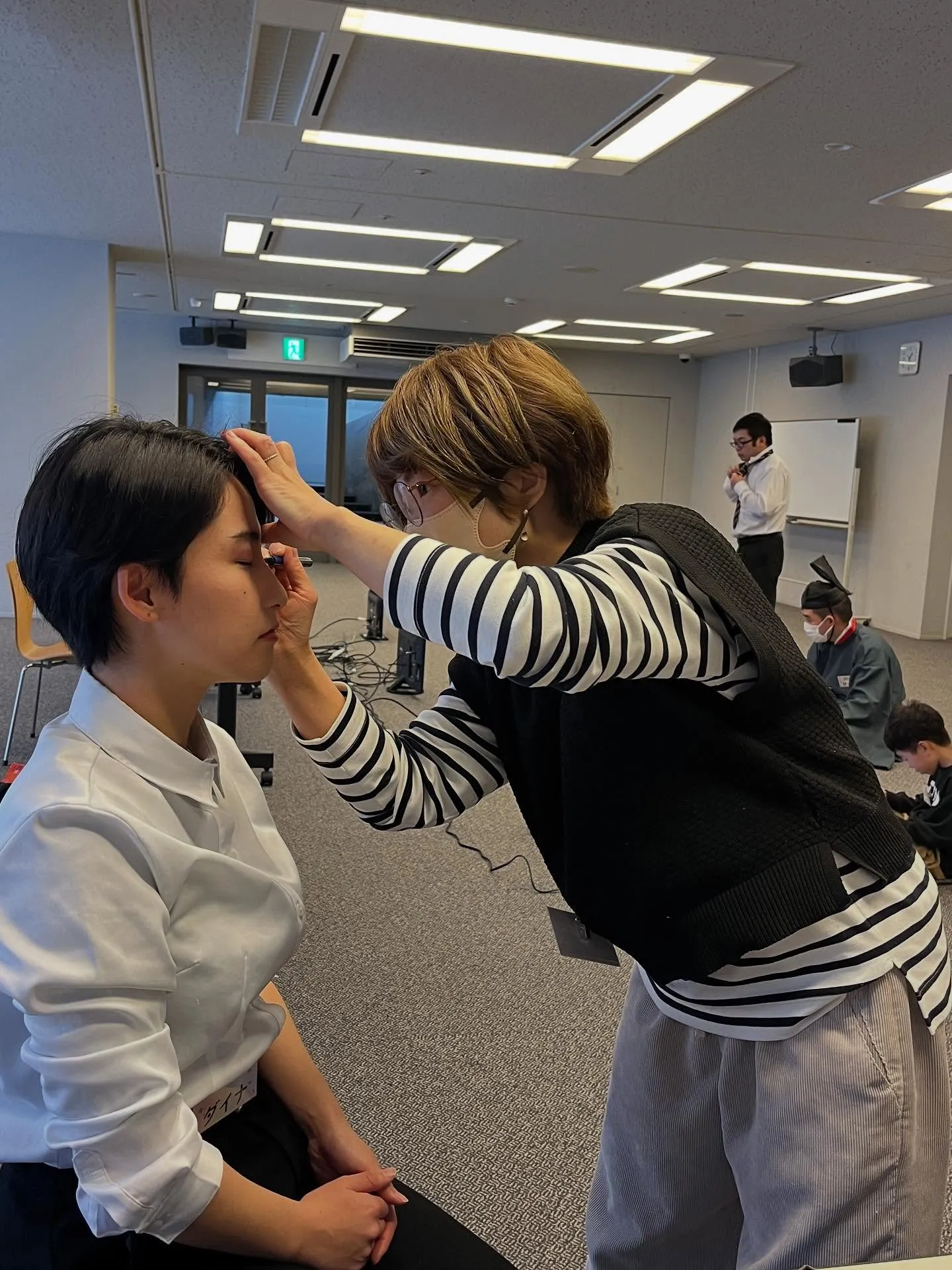 今日は、お休みだけど先輩が脚本演出を手がけた演劇のお手伝いを...